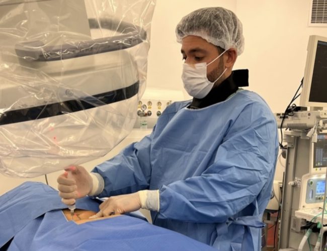 A liderança de Dr. Alesson Marinho Miranda na Abordagem Multidisciplinar da Dor Crônica