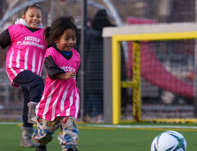 love.fútbol atinge o marco de 100 espaços esportivos em 23 países e reforça impacto global do esporte para o desenvolvimento