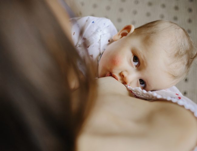 Bebê “brigando” para mamar. Será que isso é falta de leite?