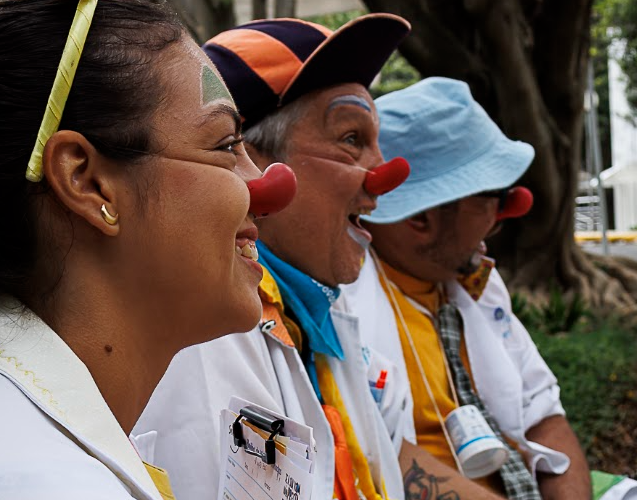 Muito além do riso: como a palhaçaria hospitalar transforma a saúde emocional de pacientes adultos e humaniza o ambiente hospitalar